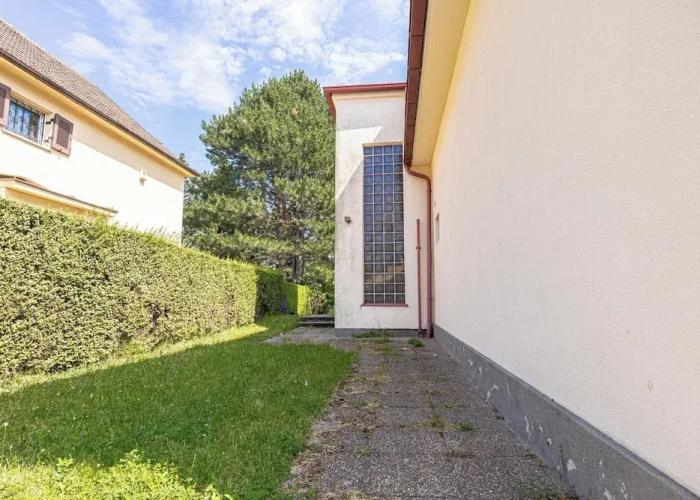 Cozy 3BR Apt with Garden Sleeps 10