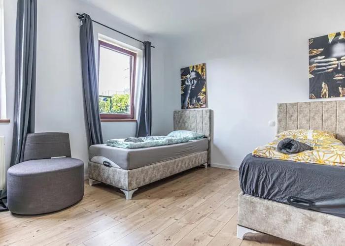 Cozy 3BR Apt with Garden Sleeps 10