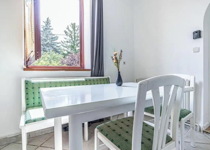 Cozy 3BR Apt with Garden Sleeps 10