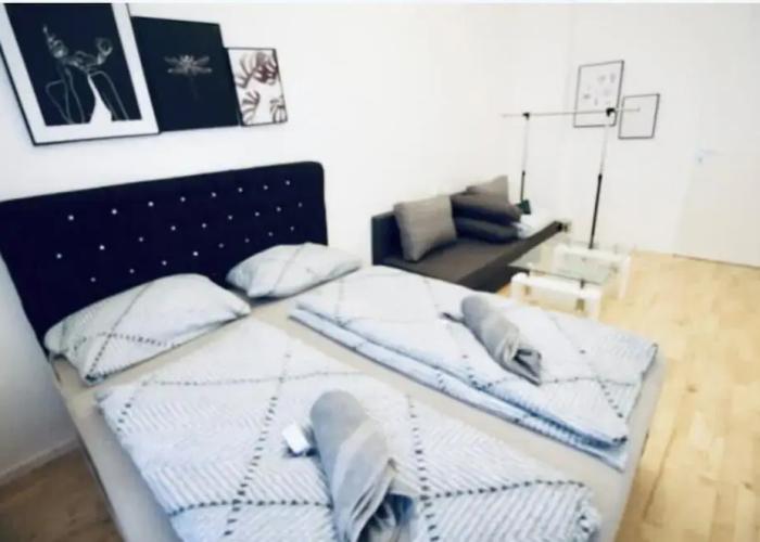 Cozy 3BR Apartment  Near Augarten Park