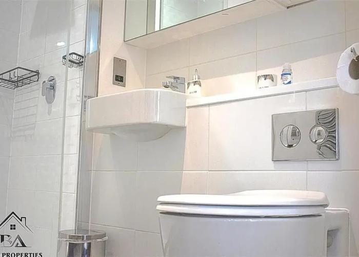 Modern 2 Bed 2 Bath Bracknell With Free Parking