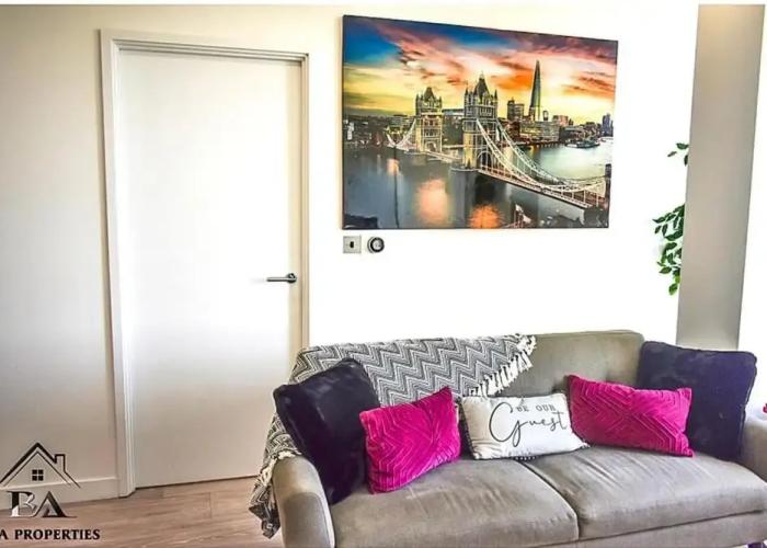 Modern 2 Bed 2 Bath Bracknell With Free Parking