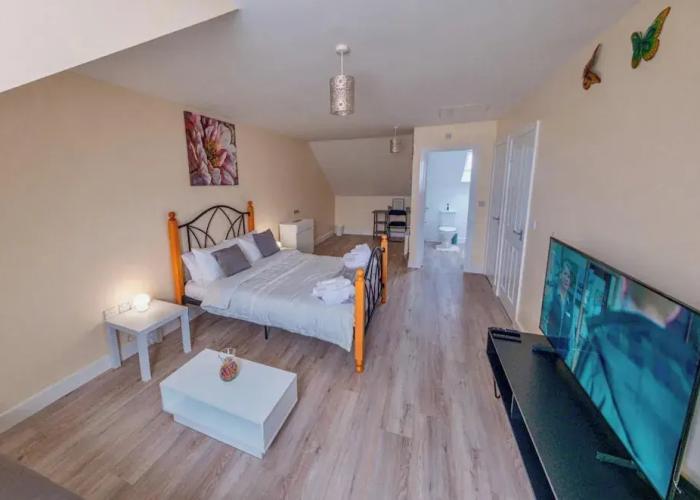 Corby - 3 Bedrooms - Sleeps 5 - Free Parking