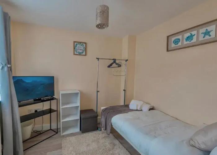 Corby - 3 Bedrooms - Sleeps 5 - Free Parking