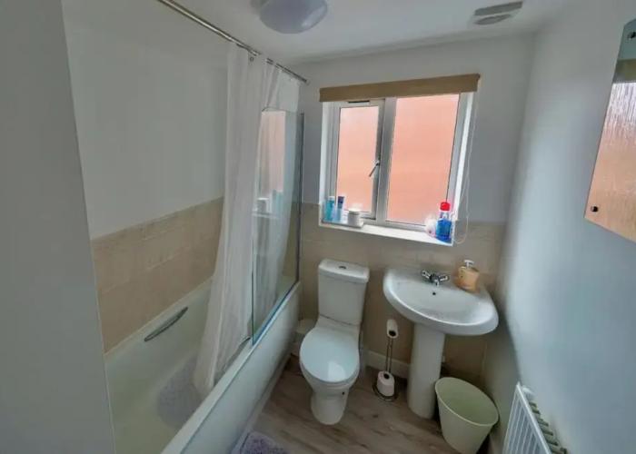 Corby - 3 Bedrooms - Sleeps 5 - Free Parking