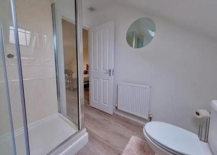 Corby - 3 Bedrooms - Sleeps 5 - Free Parking