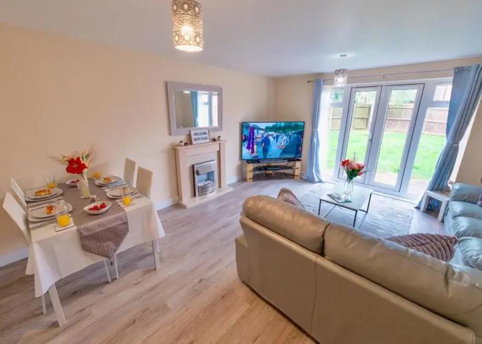 Corby - 3 Bedrooms - Sleeps 5 - Free Parking