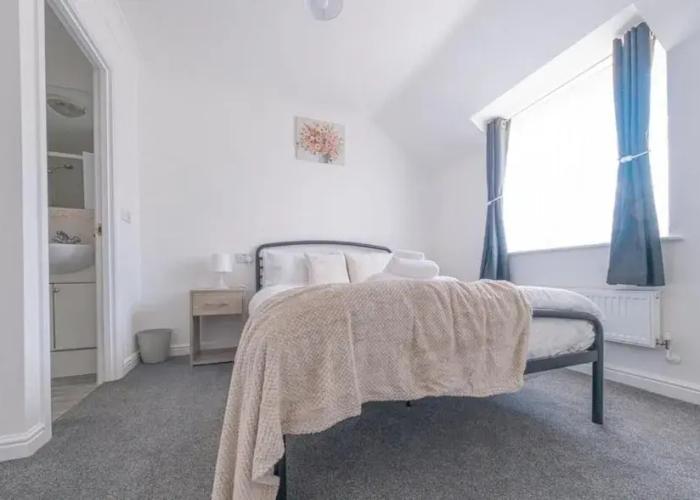 3 Bed-5 Guests-parking-garden