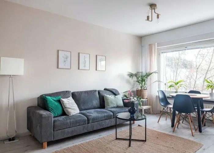 Bright & Cozy, Renovated Studio in the Center