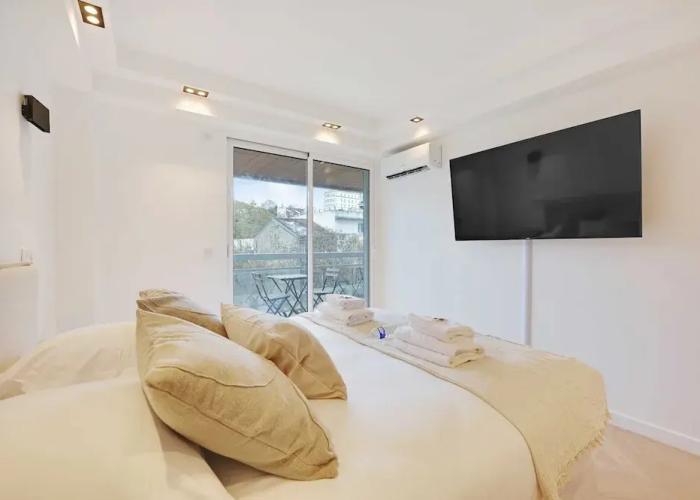Charming Apt With AC & Balcony