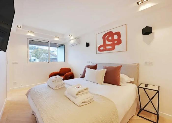 Charming Apt With AC & Balcony