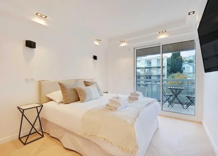 Charming Apt With AC & Balcony