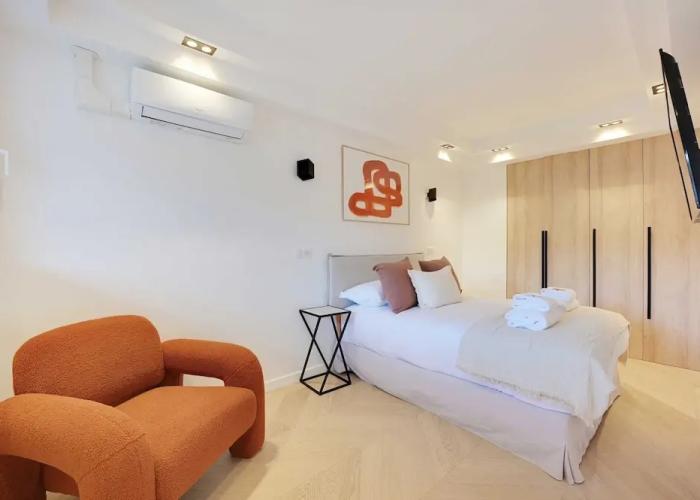 Charming Apt With AC & Balcony