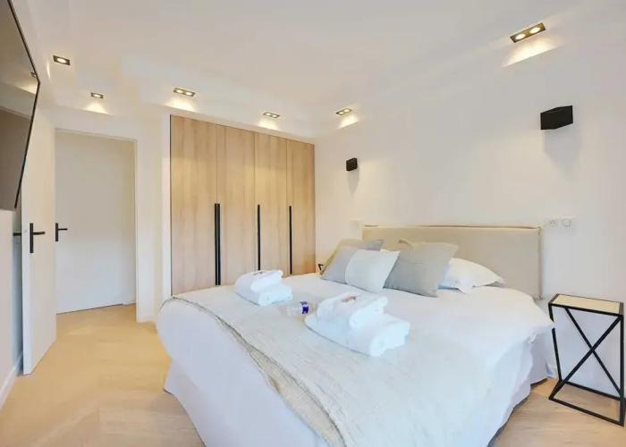 Charming Apt With AC & Balcony