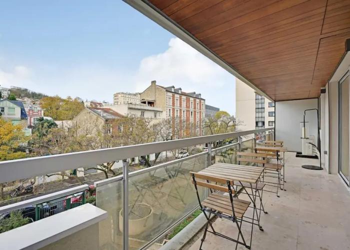 Charming Apt With AC & Balcony