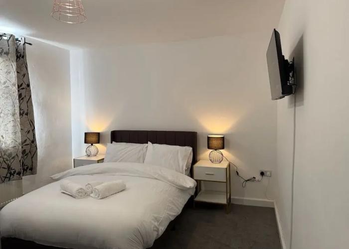 Large and Peaceful 4-bedroom House in Bridgend
