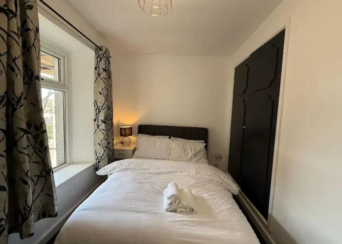 Large and Peaceful 4-bedroom House in Bridgend