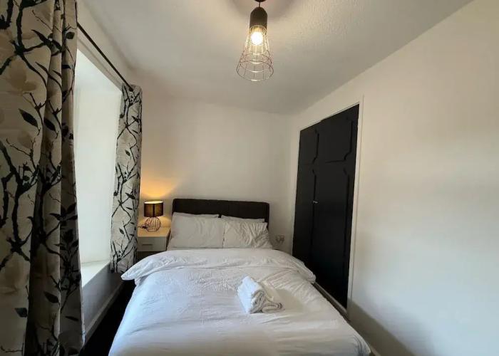 Large and Peaceful 4-bedroom House in Bridgend