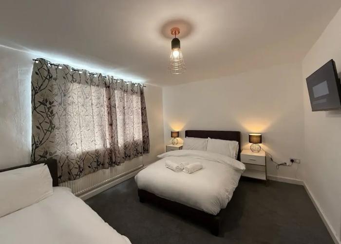 Large and Peaceful 4-bedroom House in Bridgend