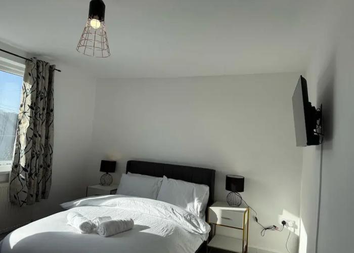 Large and Peaceful 4-bedroom House in Bridgend