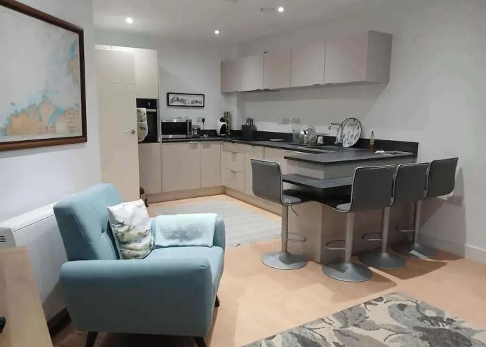 2 Bed-sleeps 5- Street Parking-3 Min to Beach