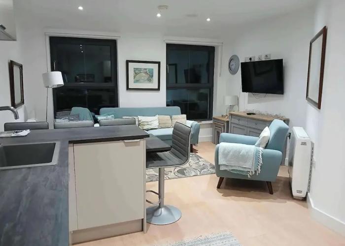 2 Bed-sleeps 5- Street Parking-3 Min to Beach