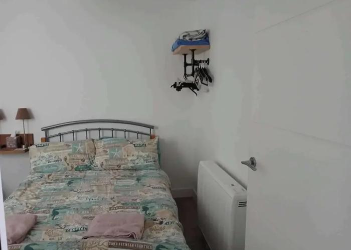 2 Bed-sleeps 5- Street Parking-3 Min to Beach