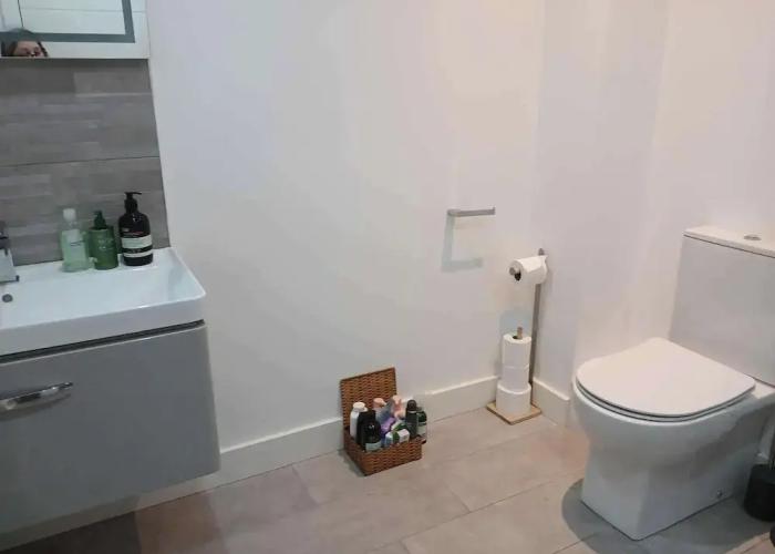 2 Bed-sleeps 5- Street Parking-3 Min to Beach