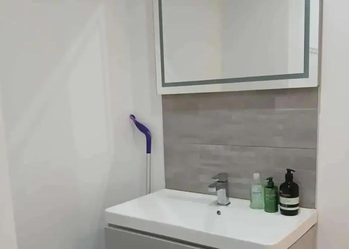 2 Bed-sleeps 5- Street Parking-3 Min to Beach