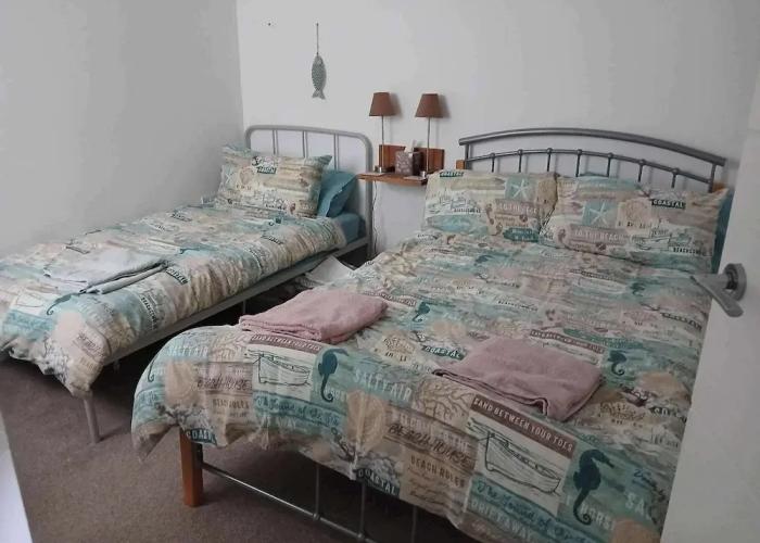 2 Bed-sleeps 5- Street Parking-3 Min to Beach