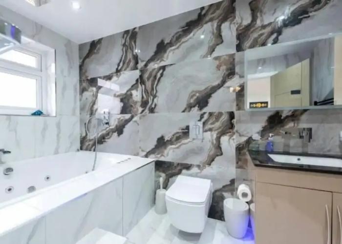 Stylish 6-bed Retreat With Parking and Jacuzzi