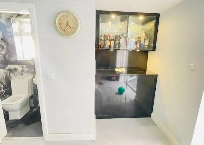 Stylish 6-bed Retreat With Parking and Jacuzzi