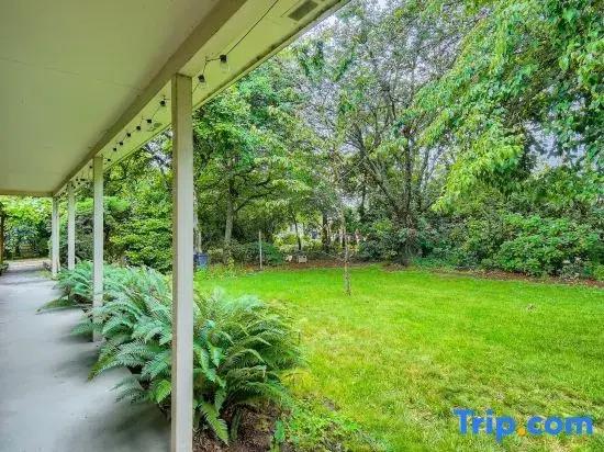 One Level 4 rooms, EV Charger close to airport