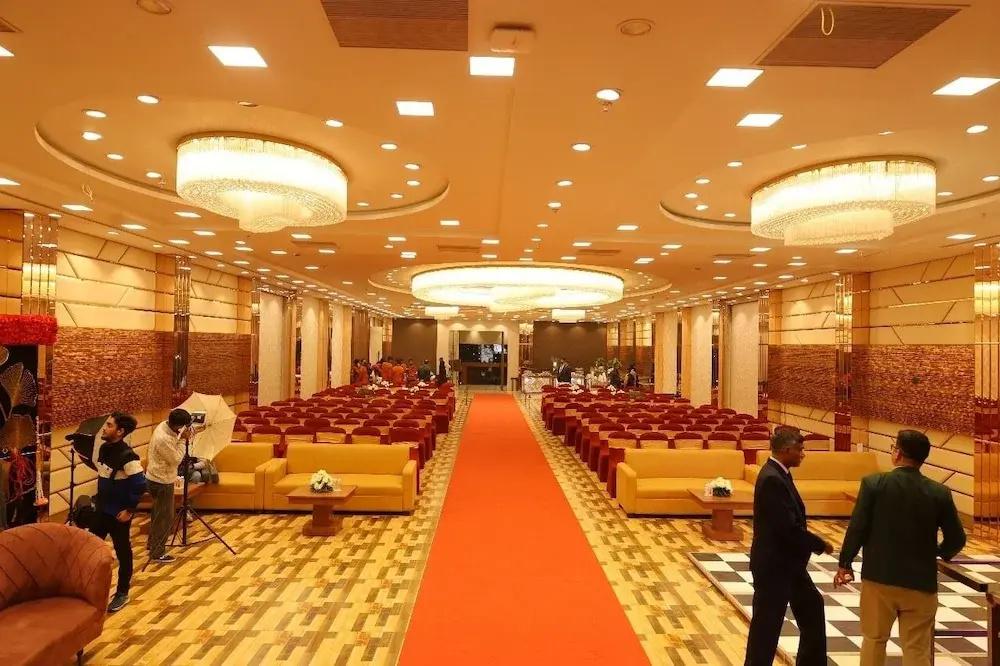 фото Hotel Cheer Royale