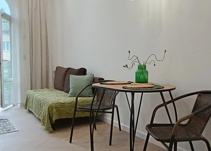 Tsentr Stalinka s Balkonom Flat