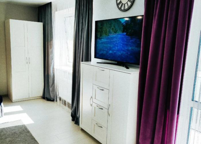 Sovremennaya Komfortnaya Studiya v Svetlykh Tonakh Flat