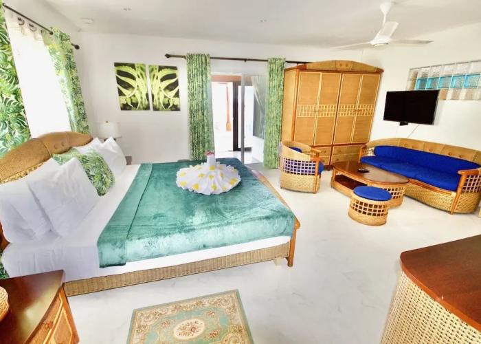 Sea Splash & La Petite Maison