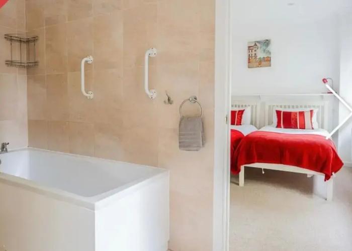 3 Bedroom-house -3mins to Beach- Petsok