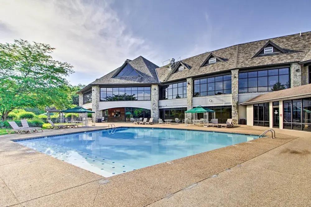 Walk-in Branson West Condo w/ Balcony, Pool Access