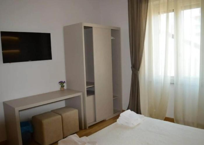 B&B Jolie Center