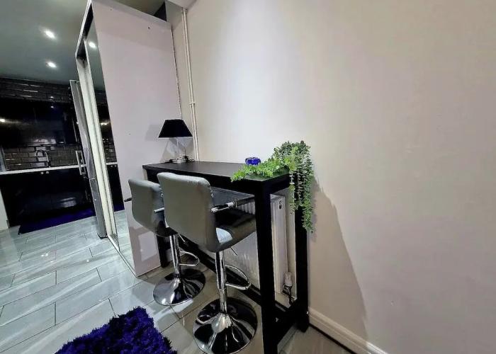Seaside Escape - Sleeps 4 - Pets Ok - Free Parking