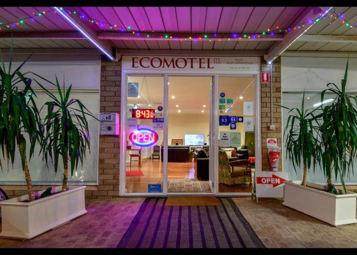 Crossroads Ecomotel