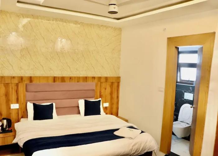Maayaa inn by Ganges