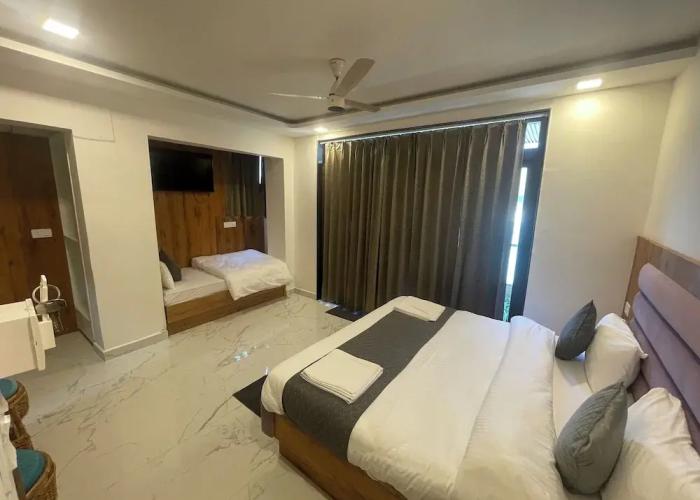 Maayaa inn by Ganges