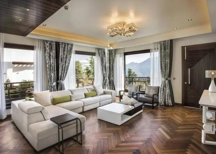 An Extravagant Pushp Villa Overlooking the Ganges