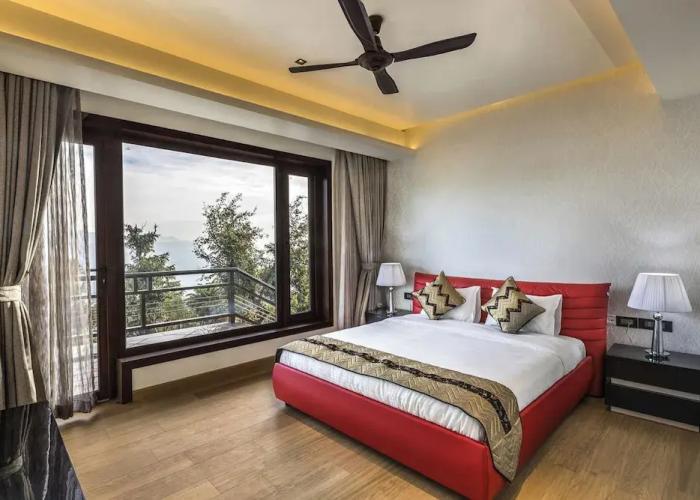 An Extravagant Pushp Villa Overlooking the Ganges