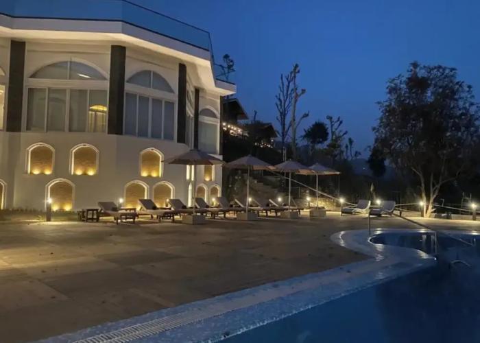 An Extravagant Pushp Villa Overlooking the Ganges