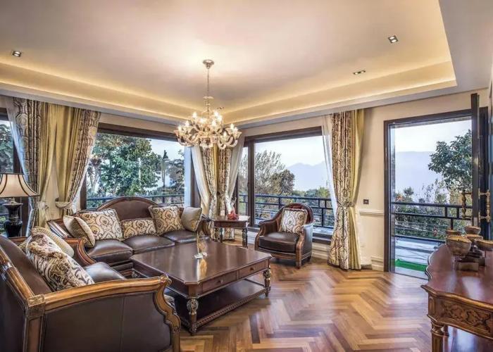 A Majestic and Luxurious Villa Overlooking the Ganges