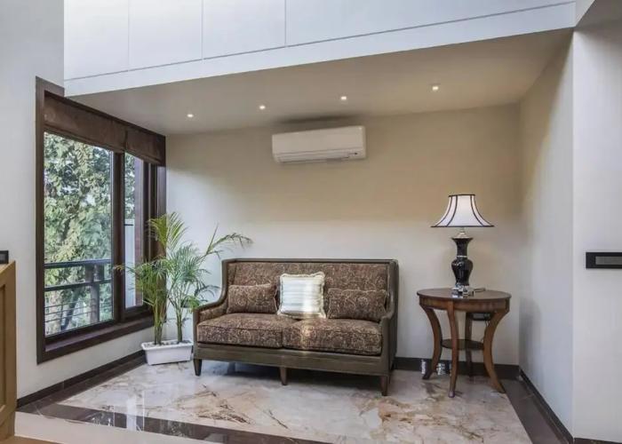 A Majestic and Luxurious Villa Overlooking the Ganges