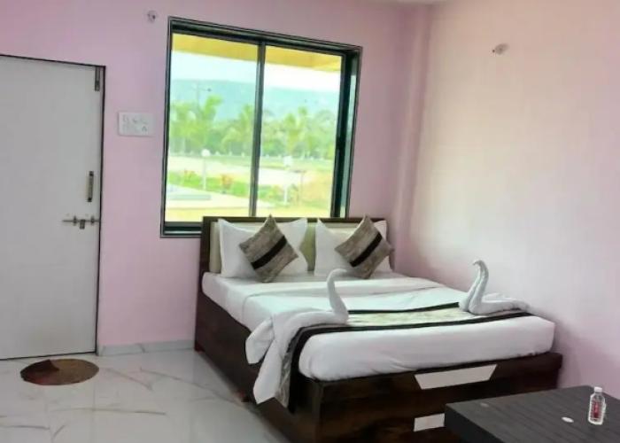 Redwings Resort